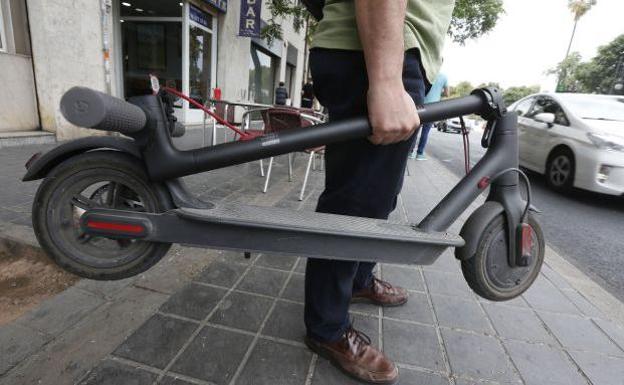 Un choque entre dos patinetes en la calle Campoamor de Valencia acaba con los conductores en el hospital