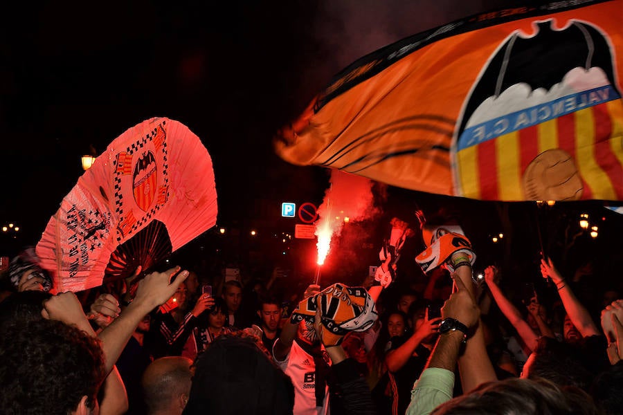 Fotos de la afición del Valencia CF en el antiguo cauce del Turia y la Plaza del Ayuntamiento