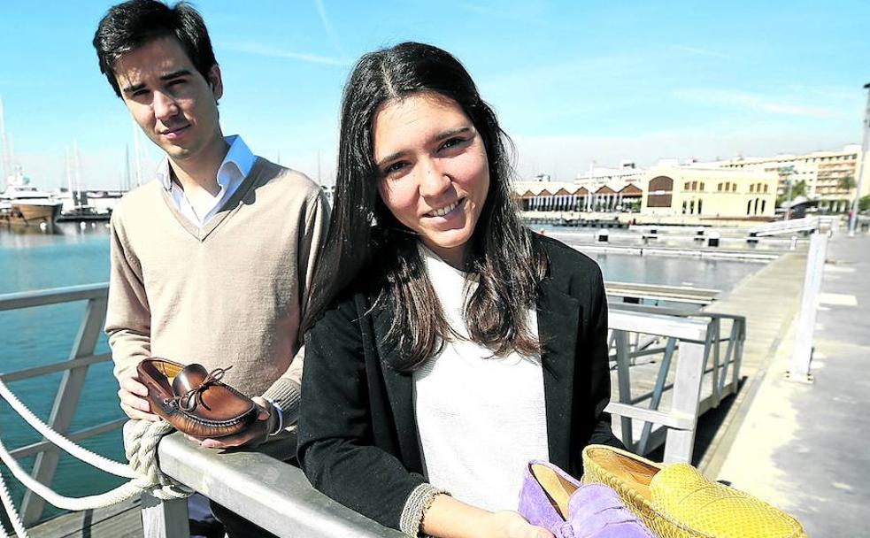 Dos valencianos de 24 años arrasan con unos mocasines diseñados por el hijo de Sarkozy