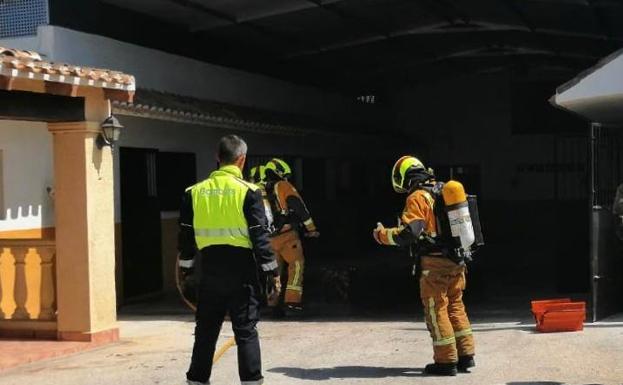 Un incendio obliga a desalojar unos caballos en una cuadra de Benissa