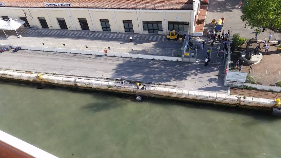 Un gran crucero pierde el control y choca con un barco en Venecia