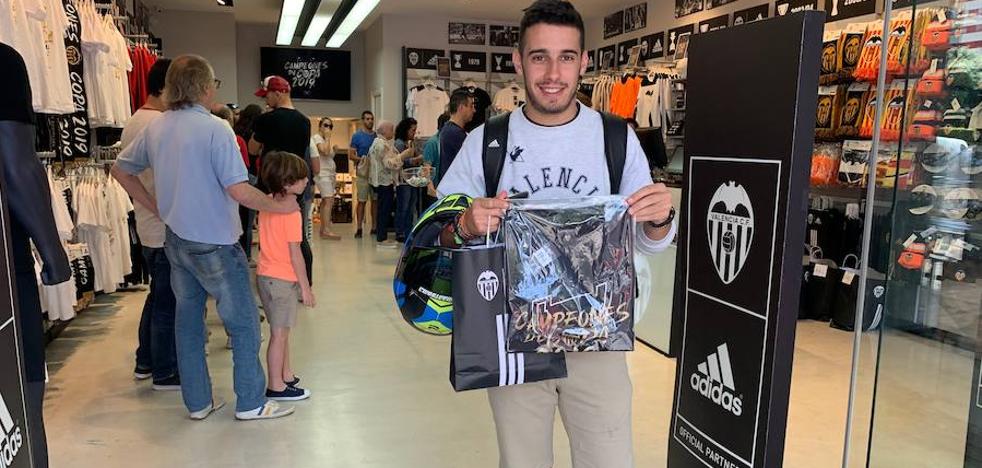 Locura por la camiseta del Valencia CF de campeones de Copa