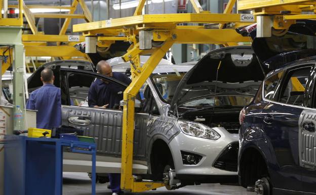 Ford anuncia que montará baterías para híbridos mientras baja producción