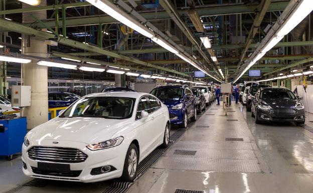 Ford anuncia que montará baterías para híbridos mientras baja la producción