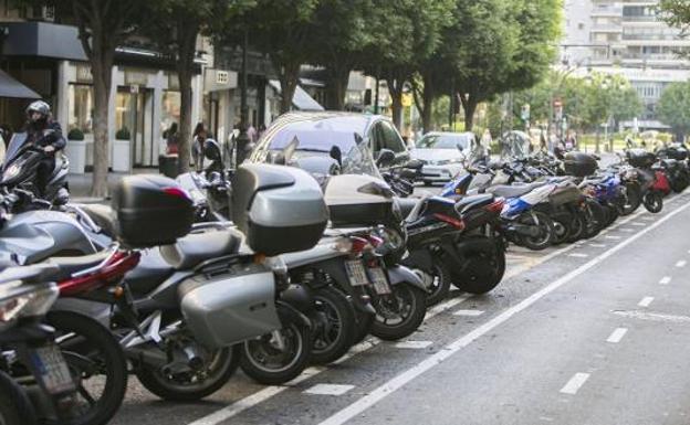 Dónde pueden aparcar las motos en Valencia y dónde no con la nueva Ordenanza de Movilidad