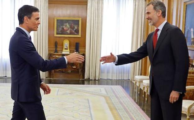 Pedro Sánchez recibe el encargo de Felipe VI de formar Gobierno con la investidura aún muy en el aire