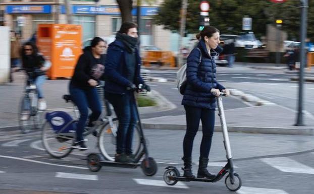 La policía no multará hasta septiembre a los patinetes que infrinjan la ordenanza