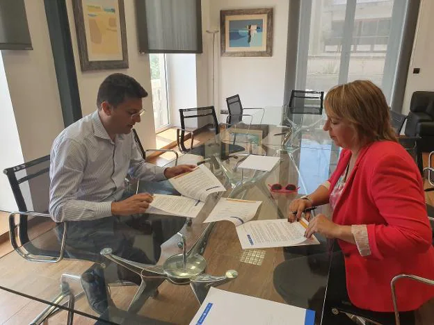 El alcalde de Alfafar, Juan Ramón Adsuara, y la alcaldesa de Benetússer, Eva Sanz, en la firma. / lp