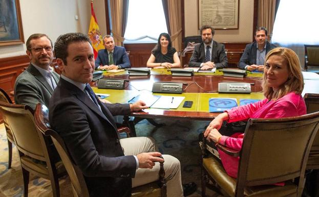 Los pactos en comunidades y ayuntamientos abren fisuras en las relaciones de los bloques