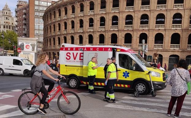 Un taxi choca contra un patinete eléctrico ante la Estación del Norte