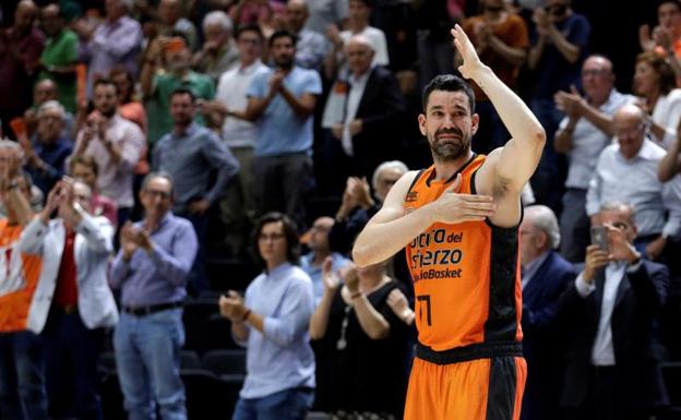 Vídeo: el emocionante homenaje a Rafa Martínez en La Fonteta que pone los pelos de punta