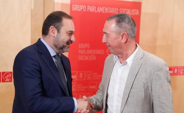 Joan Baldoví sale de su reunión con José Luis Ábalos convencido de que habrá gobierno antes de agosto, tras una o dos investiduras