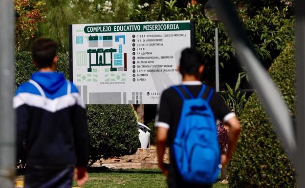 Los compañeros de clase lanzaron sillas y persiguieron al joven que acuchilló a su profesora por las notas en un instituto de Valencia