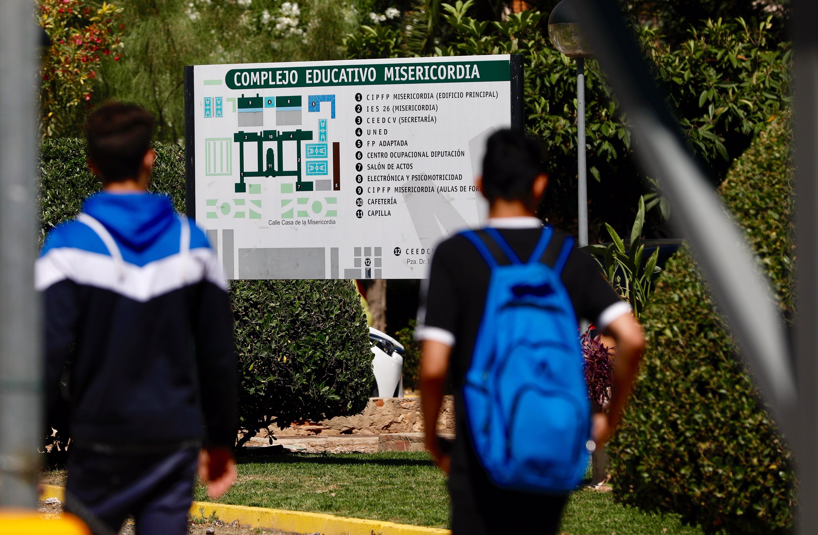 Los compañeros de clase lanzaron sillas y persiguieron al joven que acuchilló a su profesora por las notas en un instituto de Valencia