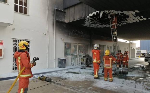 Sufre graves quemaduras al trasvasar combustible en una gasolinera de Mislata