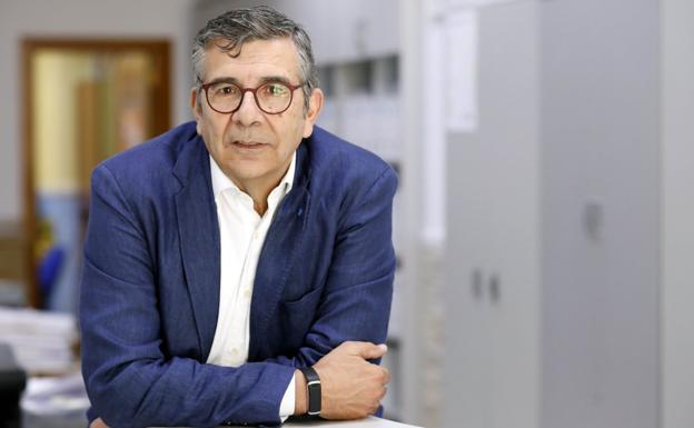 Francisco González, presidente de la Asociación Profesional de Contables en la Comunitat: «Hacienda amenaza a las pymes cuando son las que más cumplen con sus deberes»