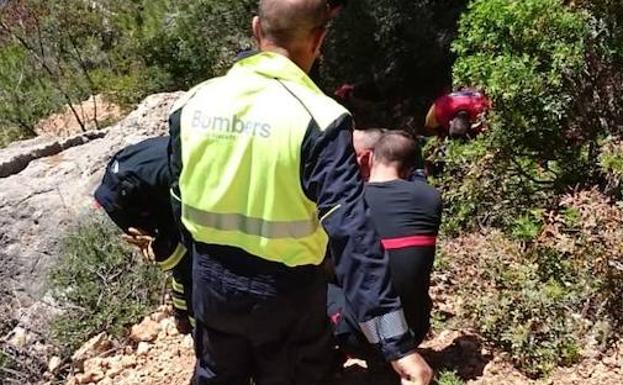 Rescatan a una mujer herida en un tobillo al caerse en la senda de la Sierra d'Oltà