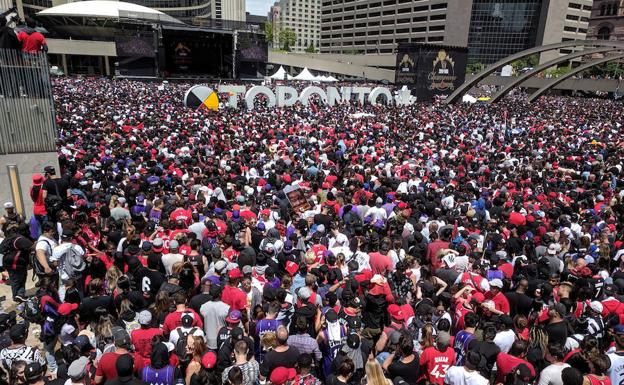 Varias personas heridas por estampidas en la celebración de la victoria de los Raptors