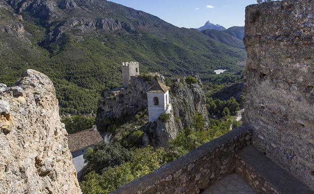 El Castell de Guadalest, Peñíscola y Vilafamés vivirán el sábado su noche más romántica