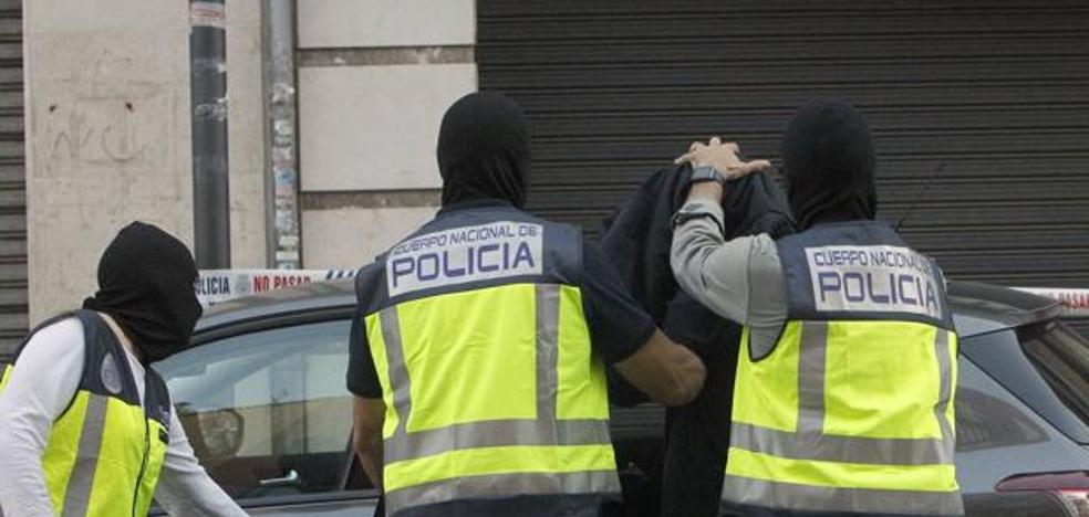 La policía asesta el mayor golpe a las redes que financian el retorno a Europa de yihadistas