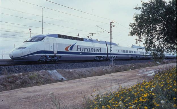 Julia Otero se queja públicamente de la lentitud del tren de Barcelona a Valencia