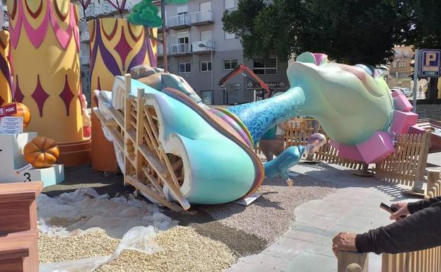 El viento tira uno de los ninots grandes de la Foguera Central de Xàbia