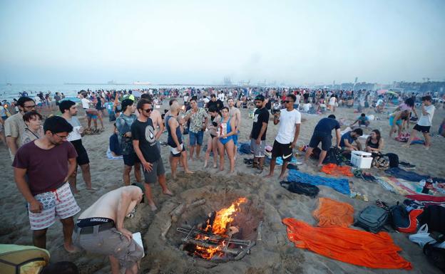 Fuego y fiesta por San Juan en Valencia