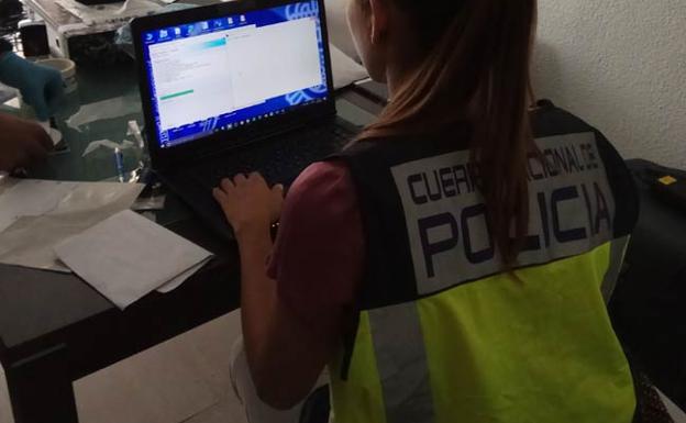 Detenidos nueve valencianos de 19 a 21 años por estafar 75.000 euros en internet