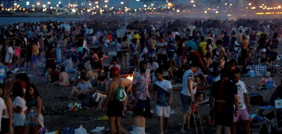 ¿Se ha descontrolado la fiesta en las playas valencianas durante la noche de San Juan?