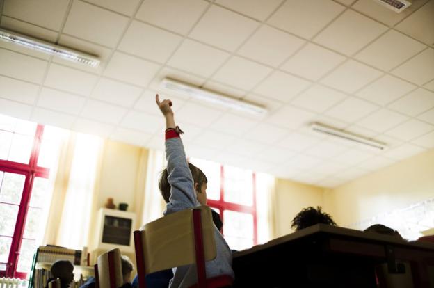 Ocho de cada diez colegios con doble línea relegan el castellano