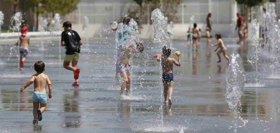 Las fuentes del Parque Central, un refugio en Valencia contra la ola de calor