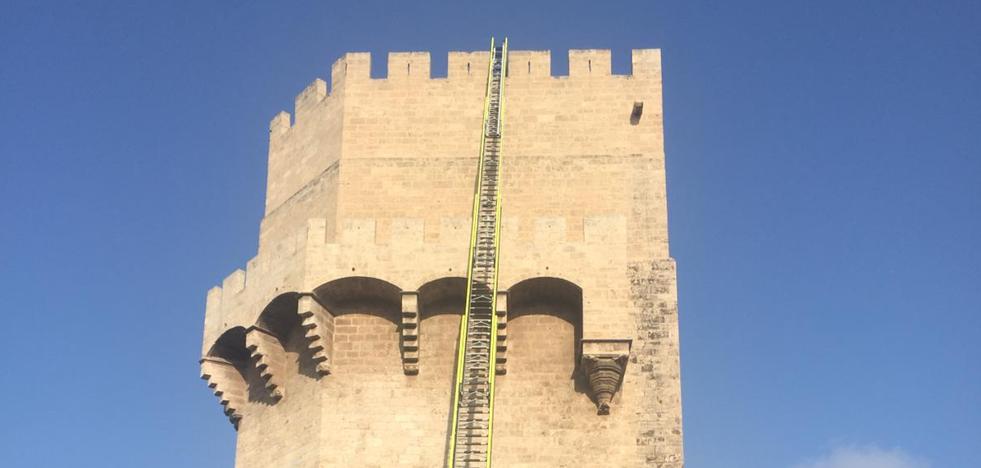 Rescatan a una mujer con una pierna rota de la terraza de las torres de Serranos