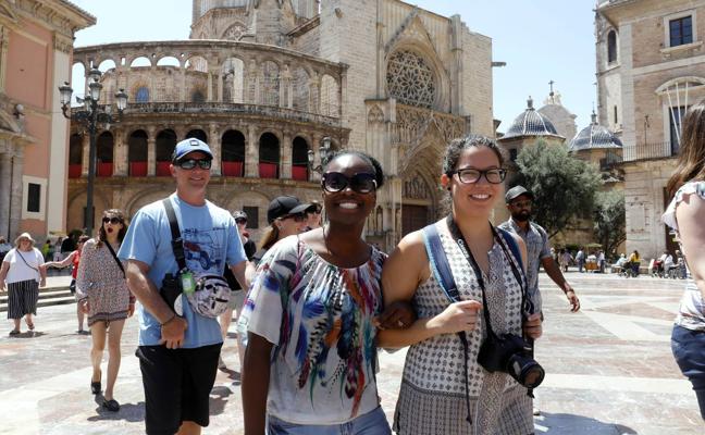 Un examen a Valencia en gafas de sol y chanclas