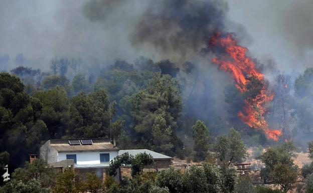 Los bomberos consiguen estabilizar el 80% del incendio de Tarragona