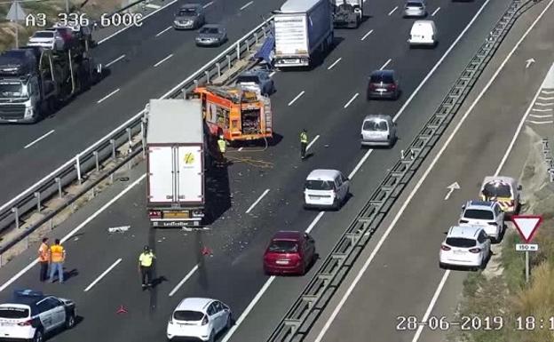 Colas kilométricas en la A-3 por un accidente entre dos camiones en sentido Valencia