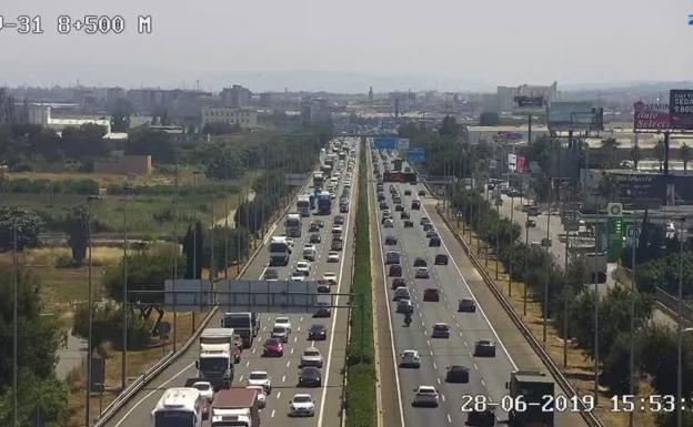 Dos accidentes provocan retenciones en las carreteras valencianas en el inicio de la operación salida del verano