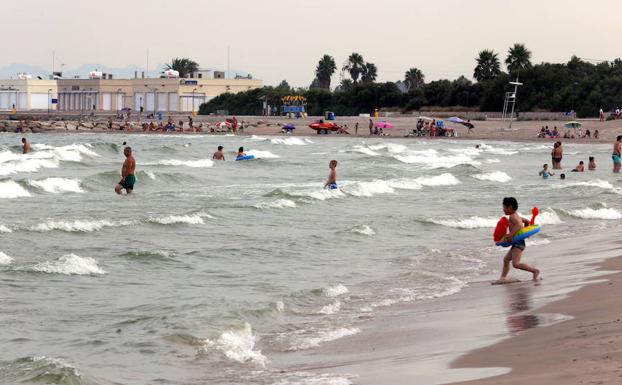 Rescatan a una mujer inconsciente y con síntomas de ahogamiento en la playa canina de Pinedo