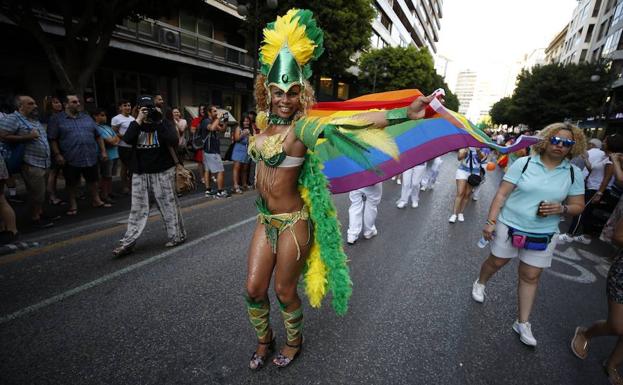 Día de Orgullo LGTBI: Un carnaval arcoíris recorre Valencia