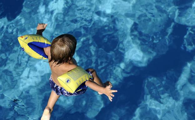 Una niña de tres años casi se ahoga en una piscina de Domeño