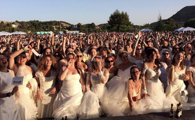 Petrer bate el Récord Guinness de mujeres vestidas de novia