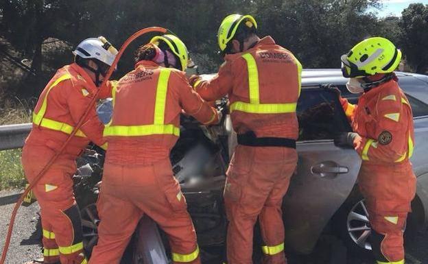 Una mujer, atrapada en su coche tras chocar con un camión en la A-7