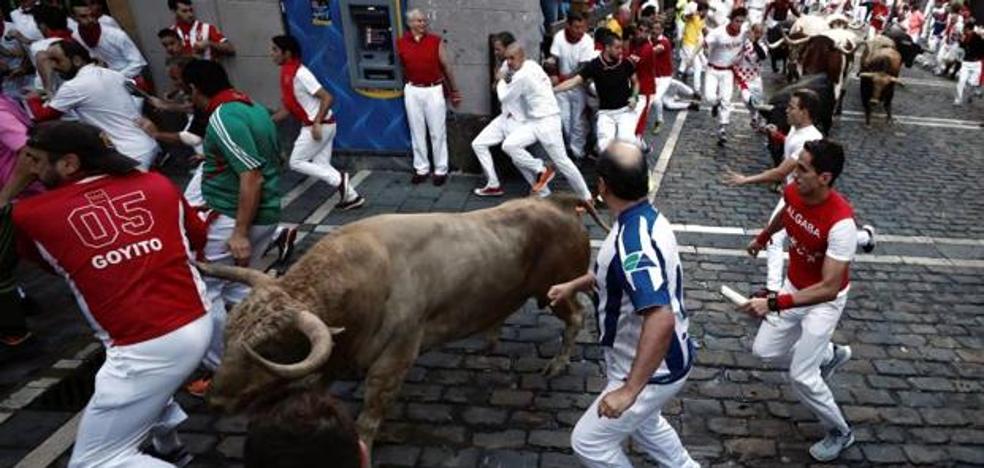 Rápido y emocionante encierro de San Fermín con tres heridos por asta de toro