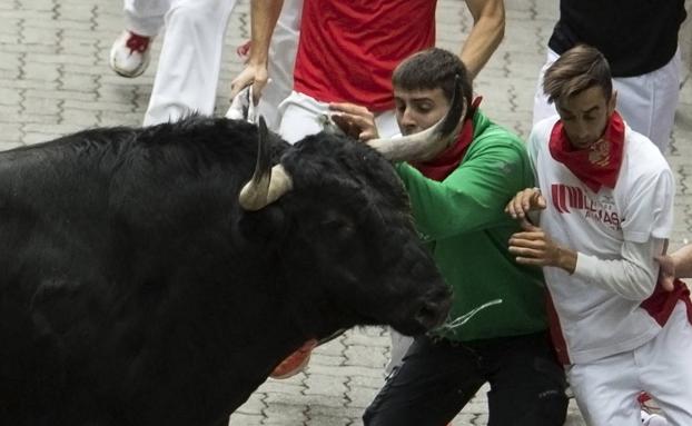 Rápido y emocionante encierro de San Fermín con tres heridos por asta de toro