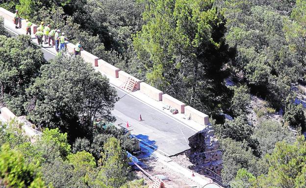 Dos obreros mueren al caer su grúa por 40 metros tras ceder una ladera