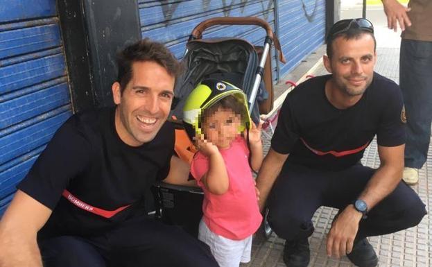 Los bomberos de Oliva rescatan a una niña de dos años atrapada entre los barrotes de una mesa