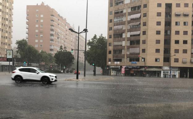 Atascos en la A-3 por una fuerte tormenta y granizada en Valencia