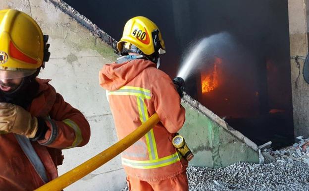 Un incendio calcina una planta de reciclaje de Guadassuar
