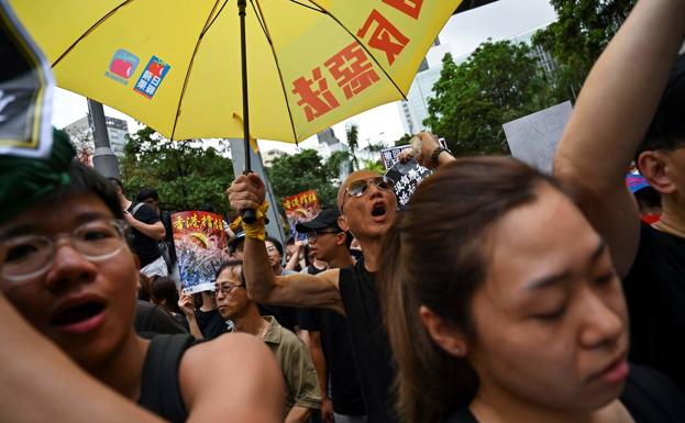 Los manifestantes de Hong Kong cantan victoria pero mantienen el pulso