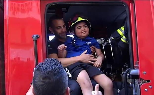 Los bomberos de Marbella pagan el funeral del niño enfermo de cáncer al que ayudaban a ir al colegio