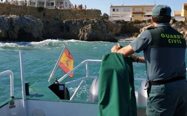 Fallece un joven de 18 años tras saltar al agua desde una cala de la isla de Tabarca